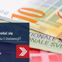 Zbliżenie na banknoty, z nałożonym tekstem prawnym i logo.