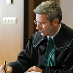 Co robi adwokat w sądzie? Poznaj kluczowe obowiązki i rolę prawnika