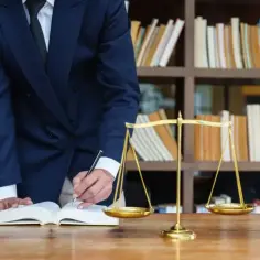 Ile zarabia adwokat w Polsce? Zaskakujące fakty o wynagrodzeniach