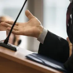 Ile trwa przesłuchanie świadka w sądzie? Zaskakujące fakty i czynniki
