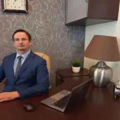Czym zajmuje się adwokat? Poznaj kluczowe obowiązki i specjalizacje